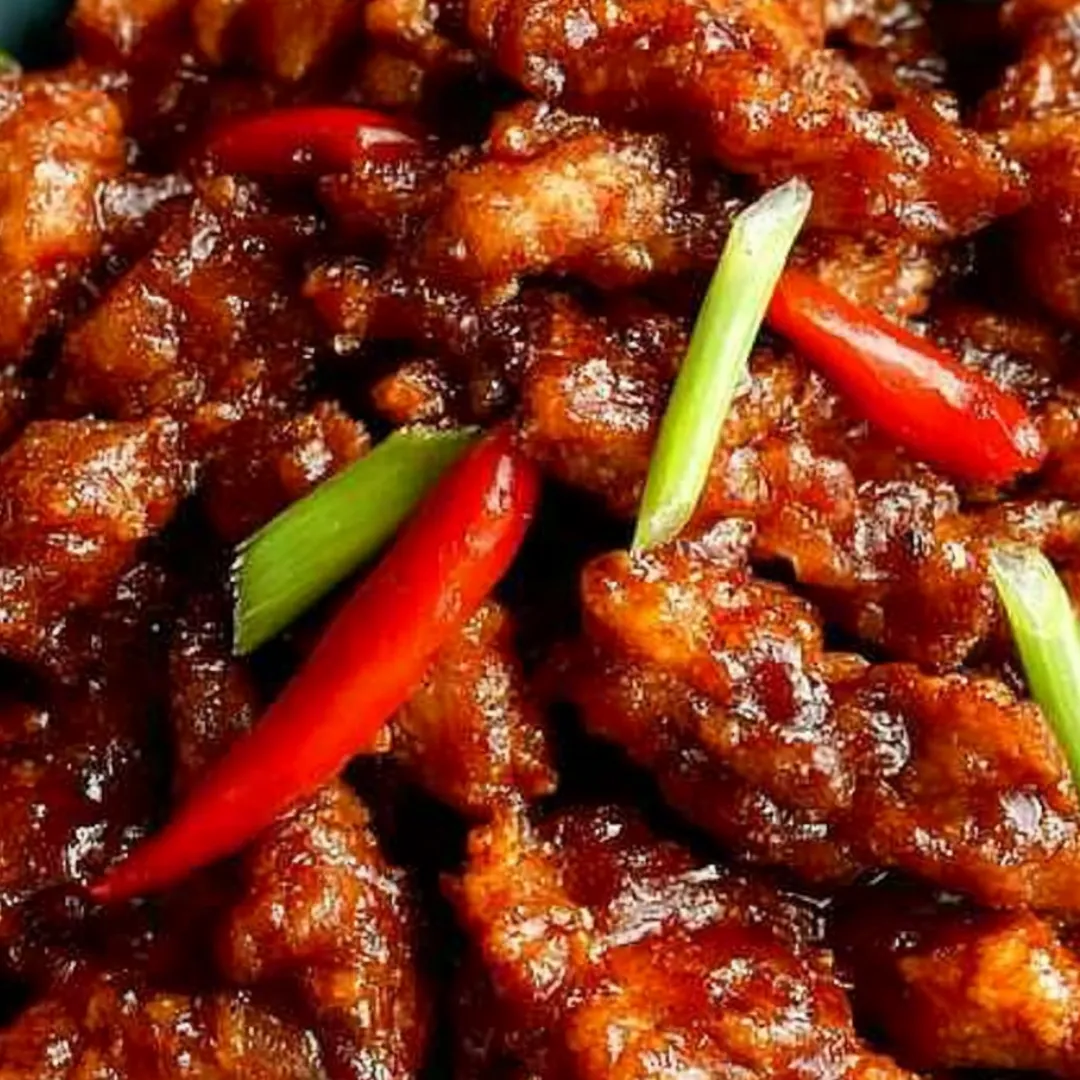 Chicken with peppers on a plate.